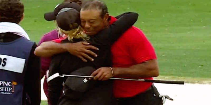 Tiger Woods und Izzi Stricker umarmen sich nach Abschluss der PNC-Meisterschaft