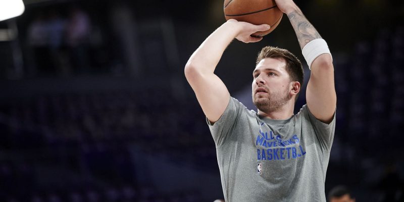 Zu sehen: Der Air-Jordan-Athlet Luka Doncic versteckt geschickt das Adidas-Logo auf einem maßgeschneiderten Real-Madrid-Trikot, das zum Spiel Mavericks vs. Suns kommt