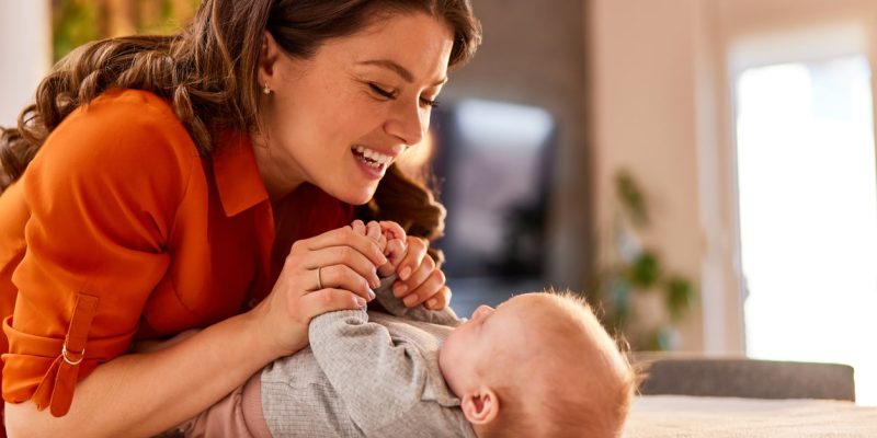 2 Monate altes Baby: Ernährung, Schlaf und Meilensteine ​​pro Monat