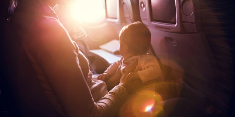 Fliegen mit Baby?  Reisetipps für Eltern