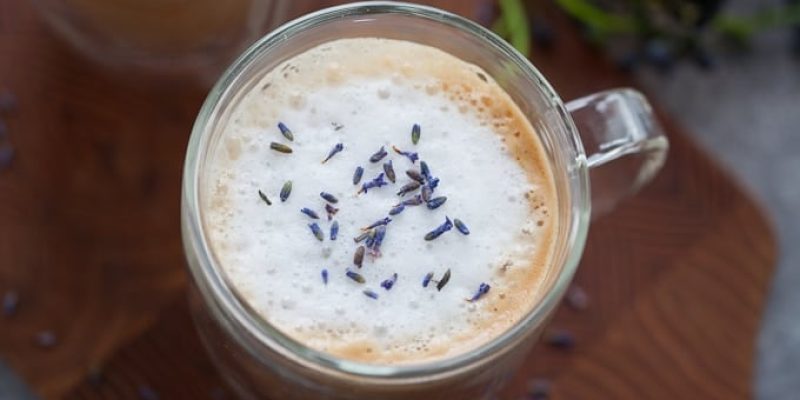 Gemütlicher Lavendel-Latte mit Mandelmilch – The Foodie Dietitian