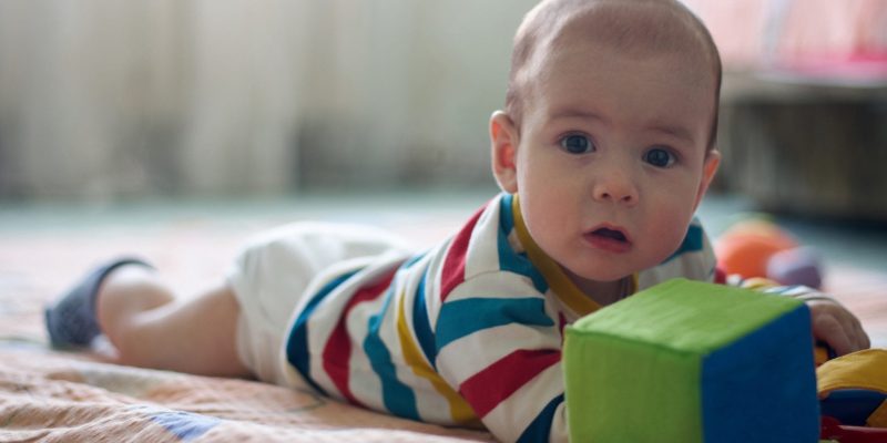 Wann drehen sich Babys um?  (Und wie man es fördert)