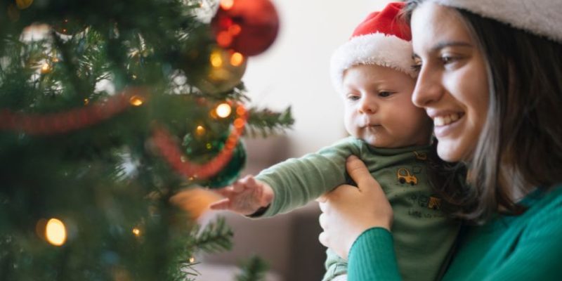 12 bedeutungsvolle Traditionen für das erste Weihnachtsfest Ihres Babys