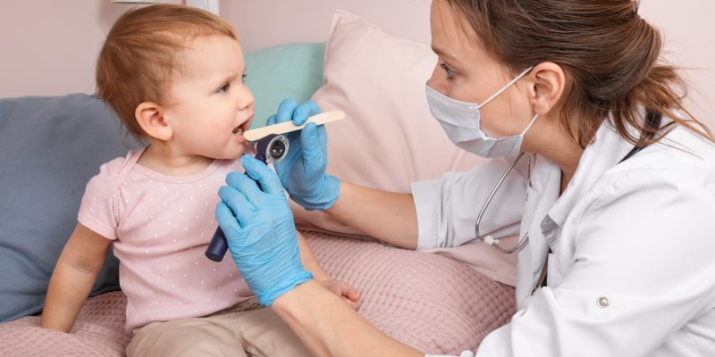 Anzeichen dafür, dass Ihr Baby Halsschmerzen oder roten Hals hat und was zu tun ist