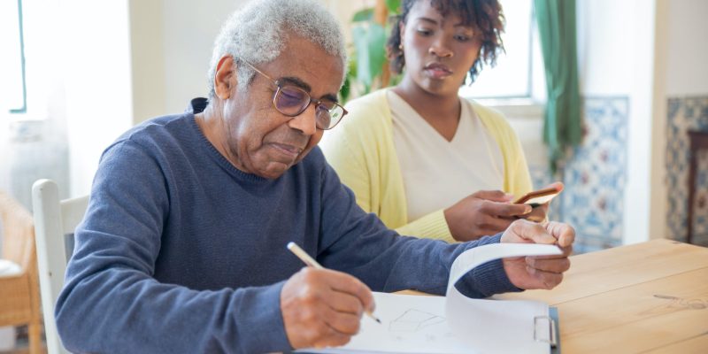 Studie unterstreicht die finanzielle Belastung älterer Erwachsener und Familien durch Demenz