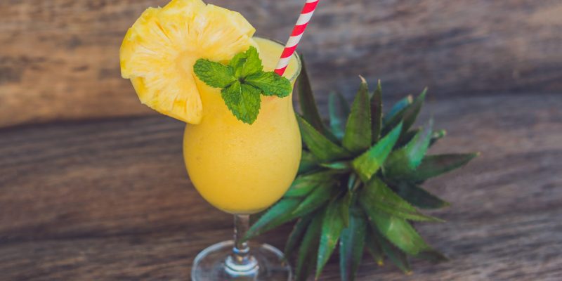 Ananas-Apfel-Smoothie mit frischer Minze