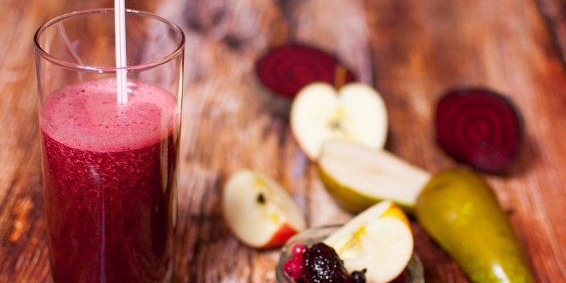 Apfel-Birnen-Smoothie mit Beeren-Mix