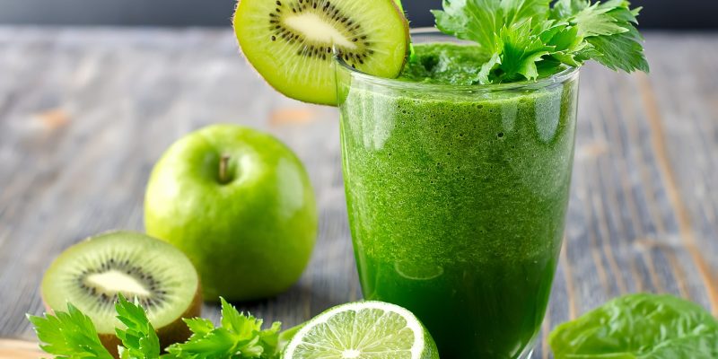 Apfel-Kiwi-Smoothie mit Grünkohl