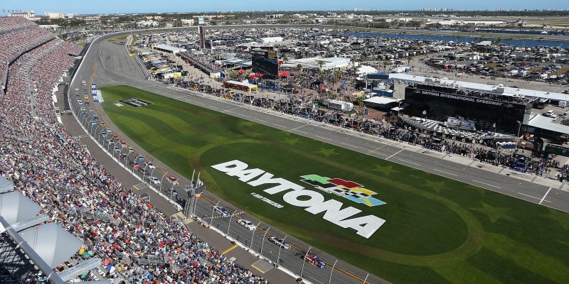 Zwei NASCAR-Jet-Trockner kollidieren und verschütten Kraftstoff auf der Strecke vor dem Daytona 500, es wurden keine Verletzten gemeldet