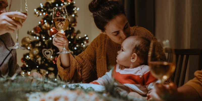 10 Tipps für die Bewältigung des ersten Weihnachtsfests Ihres Babys