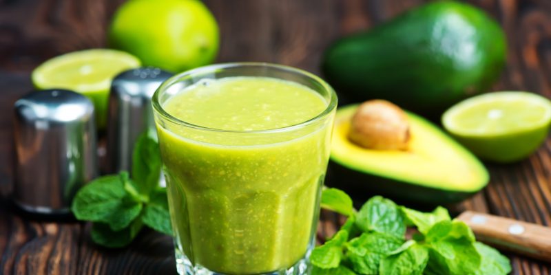 Babyspinat-Avocado-Smoothie mit Limettensaft