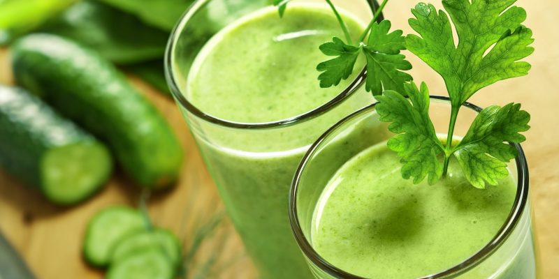 Babyspinat-Gurken-Smoothie mit Zitronensaft