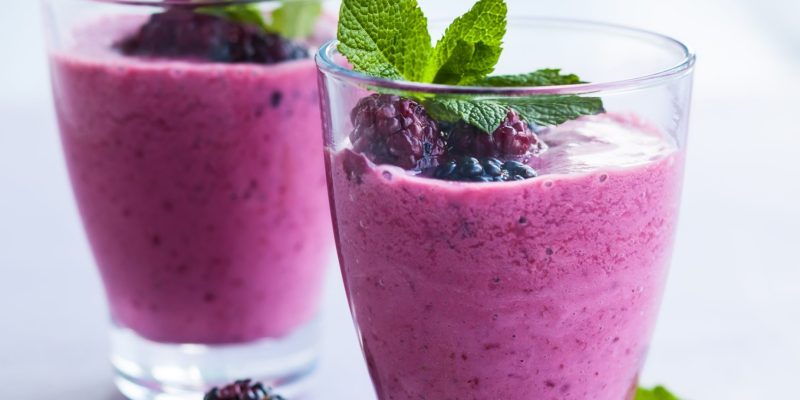 Brombeeren-Feldsalat-Smoothie mit Ananas