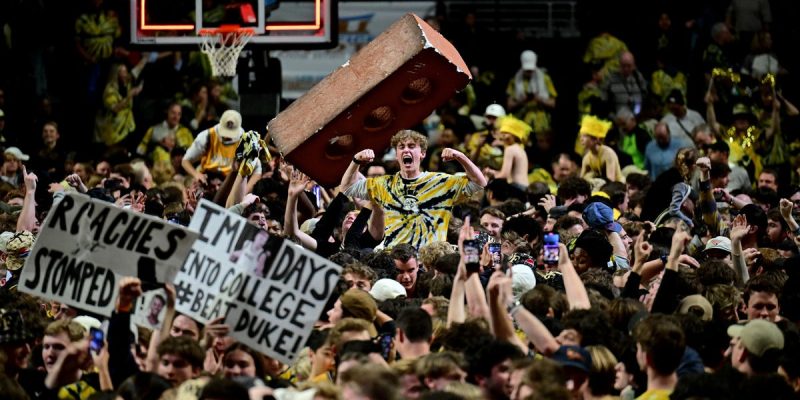 Selbst nach der Verletzung von Kyle Filipowski ist das Stürmen auf dem Court eine Sucht, mit der College-Basketball-Fans nicht aufhören wollen