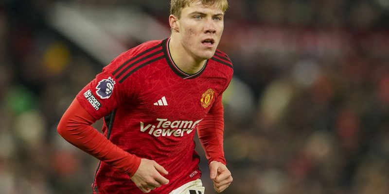 „Das ist ein gewaltiges Problem“ – Chris Sutton macht zwei Stars von Manchester United für Rasmus Hojlunds schlechte Form verantwortlich