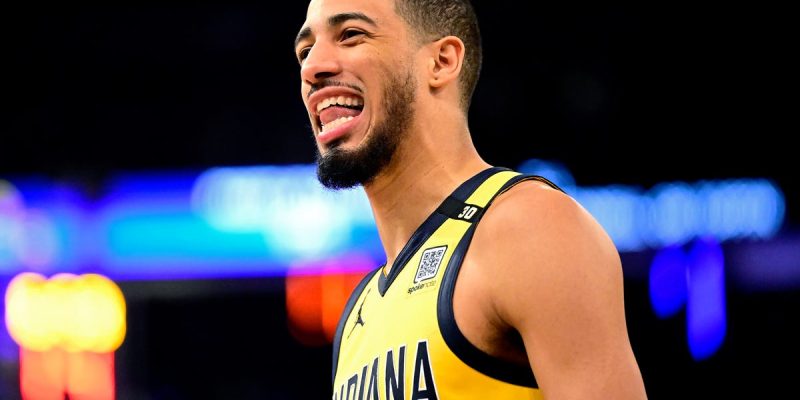 Tyrese Haliburton von den Pacers wirft den Ball aus dem Glas