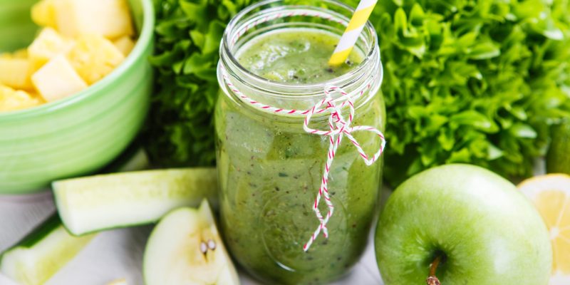 Feldsalat-Ananas-Smoothie mit Basilikum