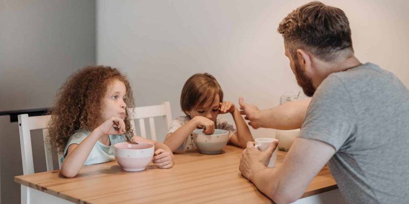 Kinder zwischen stark widersprüchlichen geschiedenen Eltern