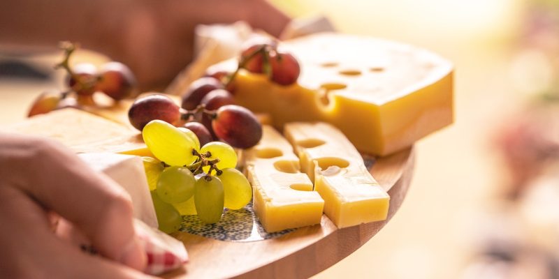 Amerikaner essen täglich eine zusätzliche Mahlzeit durch Naschen;  Snacks machen fast ein Viertel der täglichen Kalorienaufnahme aus