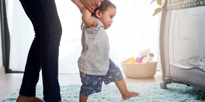 Wann beginnen Babys zu laufen?